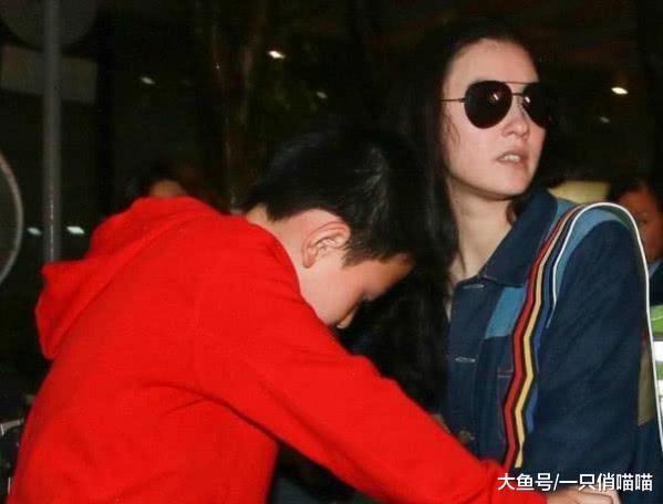 张柏芝半夜火速反港, 却被记者“围追堵截”, 被惹怒用车撞记者!