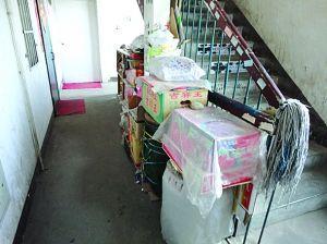 邻居把自家鞋柜装在公共过道, 摊上这样的邻居, 只能自认倒霉!