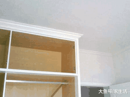 到顶衣柜万万要让工人在顶部加这玩意, 用过才知实用, 太聪明了