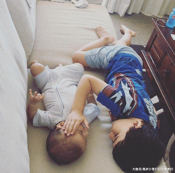 四个月的弟弟被确诊癌症, 三岁哥哥的安慰方式让人热泪盈眶