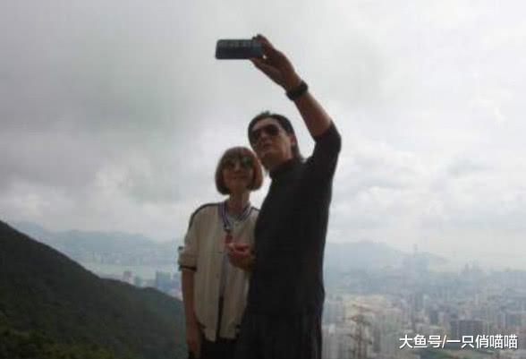 周润发为何称为大哥? 看看他和鲁豫拍照时, 看手所放的位置就知道