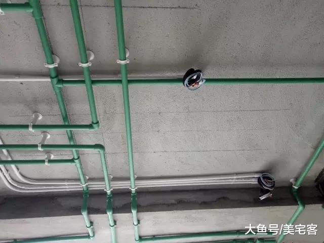 老师傅良心提醒: 水管走顶好还是走地好? 太多家庭做错了, 毁房