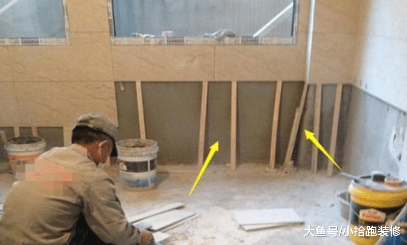 师傅铺瓷砖方法真特别, 从上往下铺, 而他却说这是专业做法