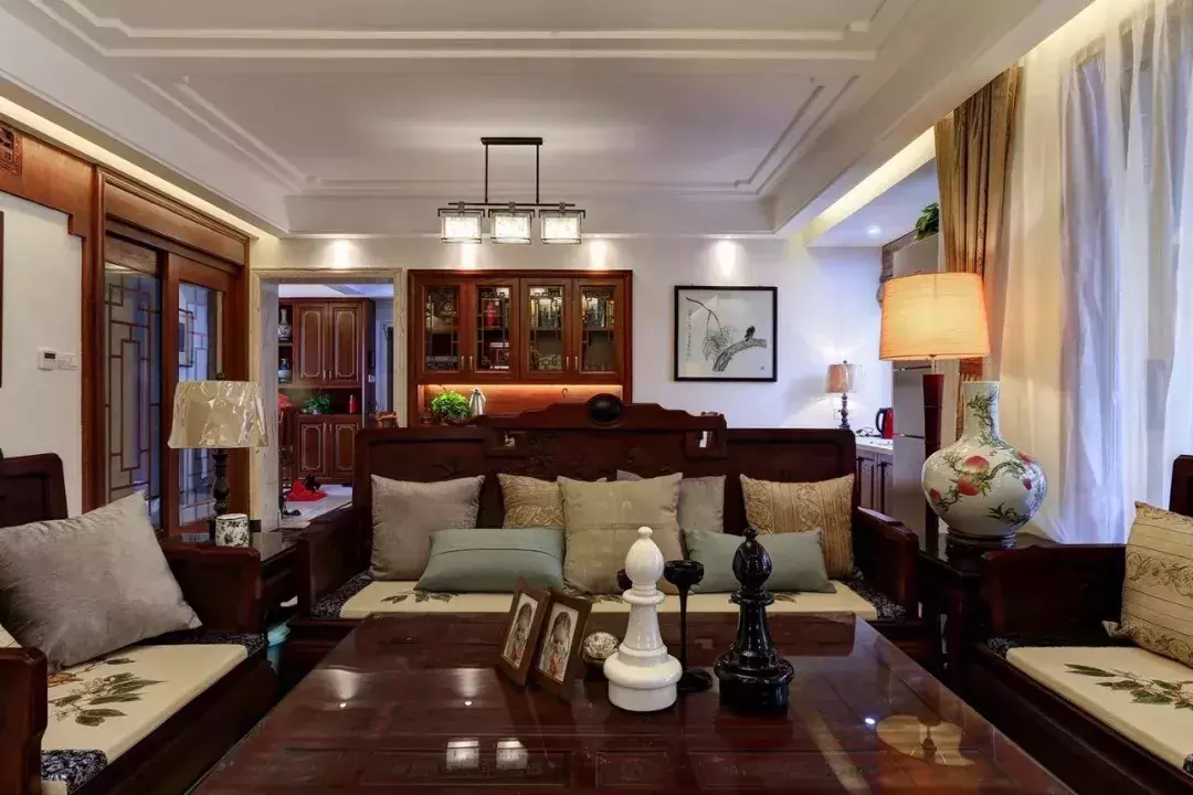 135平的中式风四居室, 爱上了这些红棕木色的家具