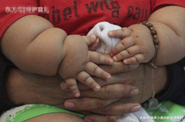 8个月小孩吃成球, 手臂比成年人的还要粗, 父母自责心里痛