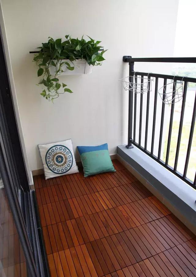 越来越多人阳台不铺瓷砖了, 现在流行这种, 好看又不过时!