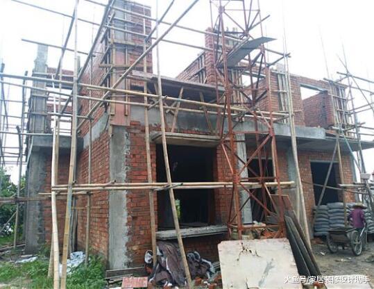 37万建别墅, 趁左右无邻居将地基抬高1米, 被邻居们狂怼做人不厚道