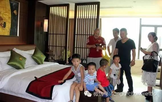 父母带孩子参观豪华别墅 激发孩子成功欲