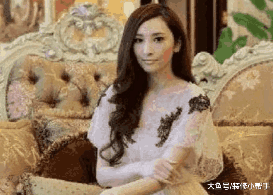 走进吴佩慈的豪宅, 名牌包包摆满了房间, 房子跟皇宫一样