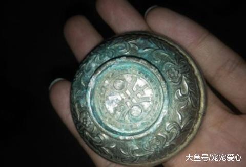 男子野外游玩, 无意间到到个绿色小碗, 捡起来看清不知所措