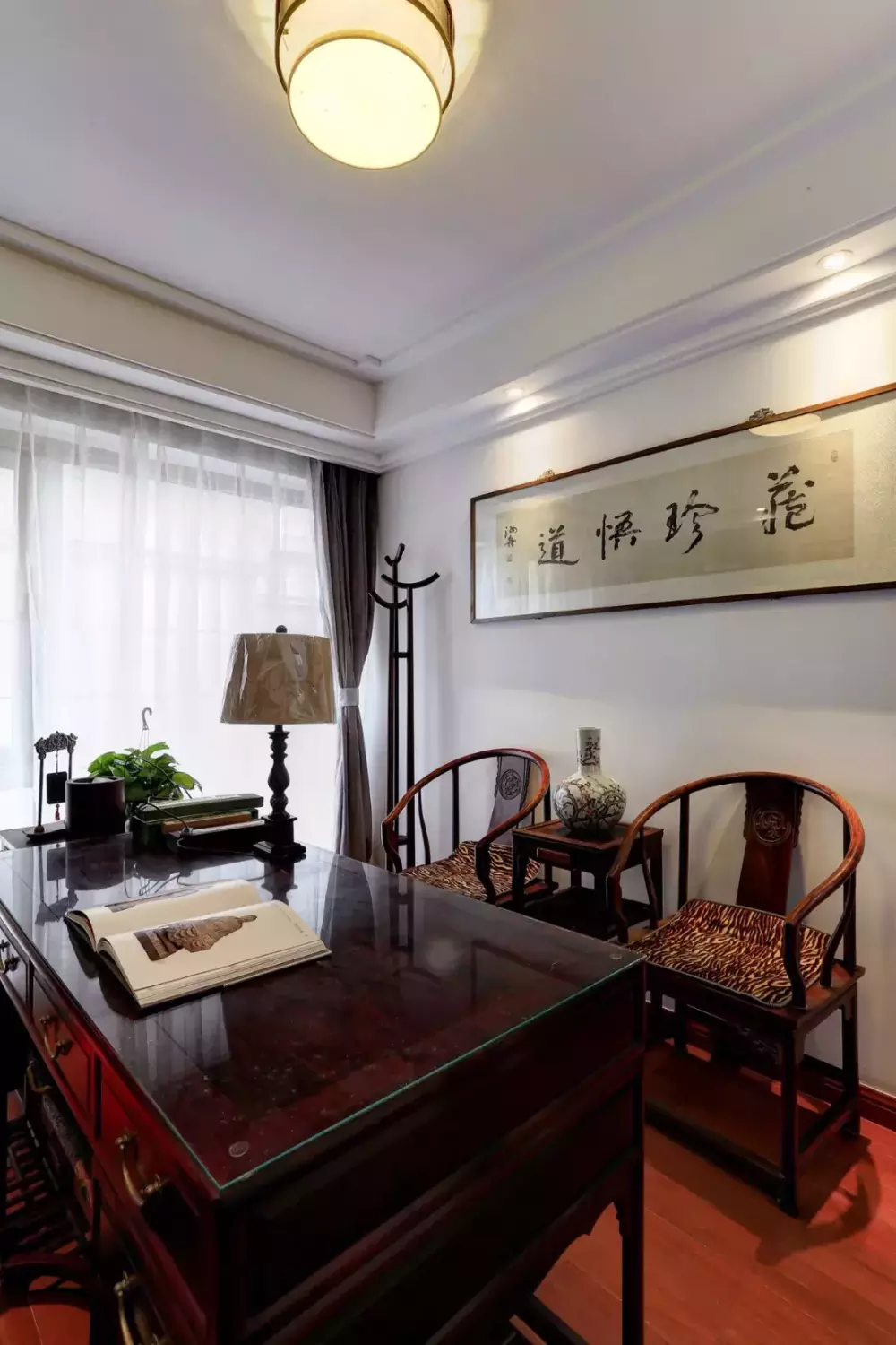 135平的中式风四居室, 爱上了这些红棕木色的家具