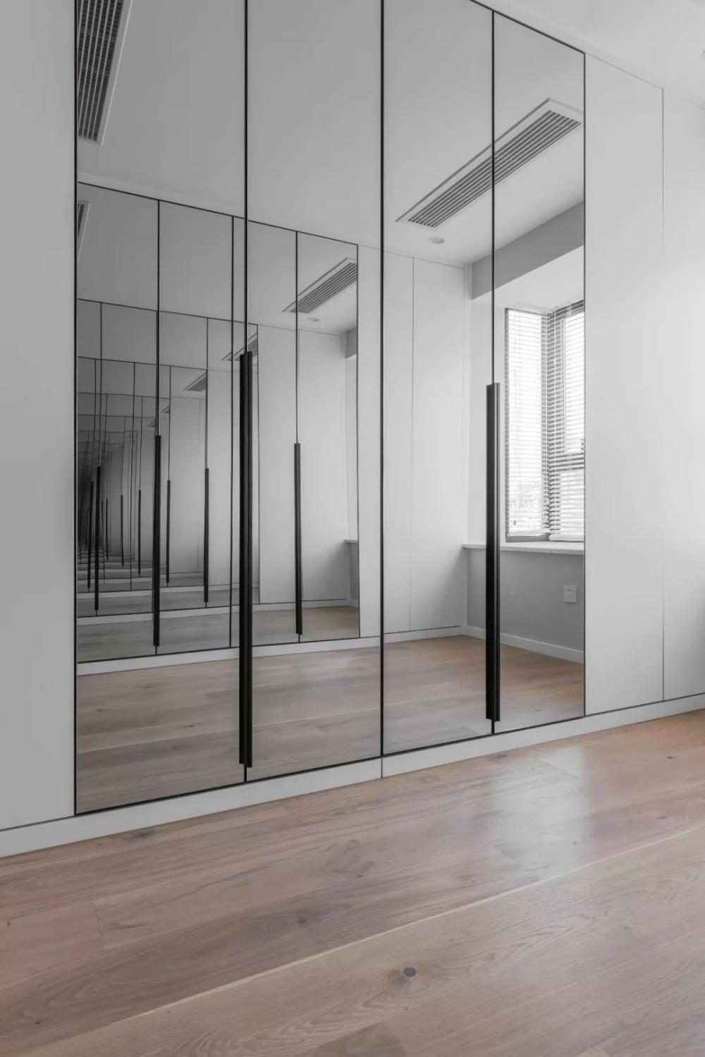 100平米的家不要电视, 客餐厅打造成大书房, 还有个衣帽间