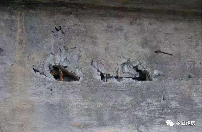 施工队把农村自建房建混凝土打成这样, 看了心都发慌怎么敢住?