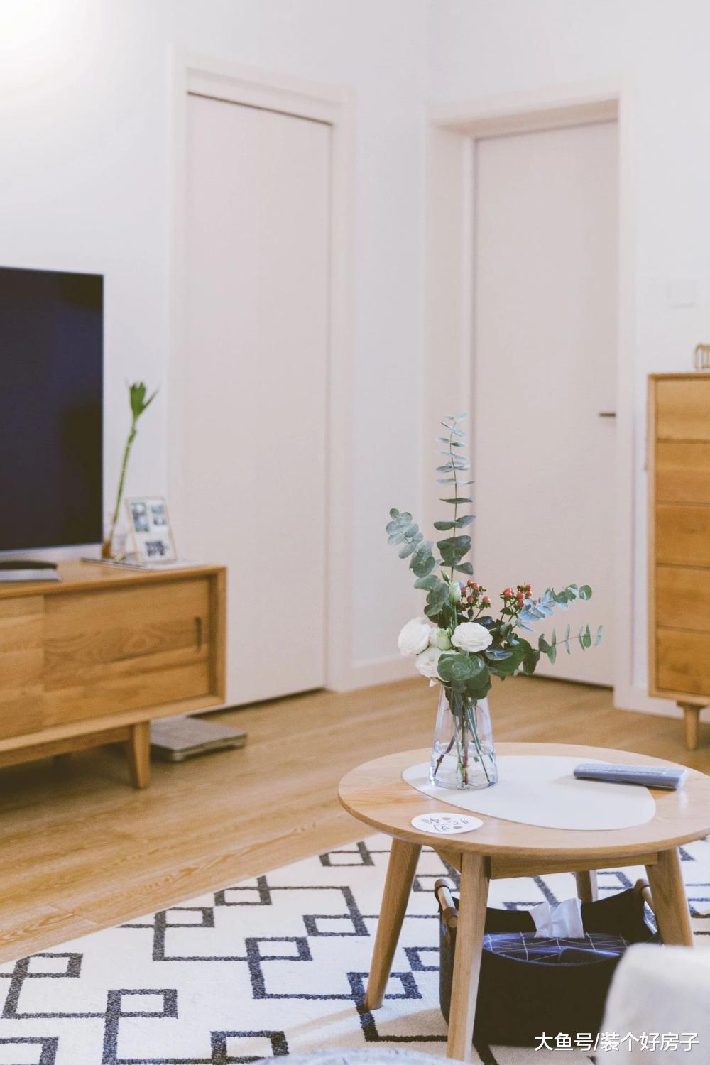 68㎡小两居, 改下桌子和墙面, 就多出一个独立餐厅!