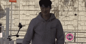 狗狗不喜欢男主人, 只粘着小姐姐, 于是主人想了个办法……