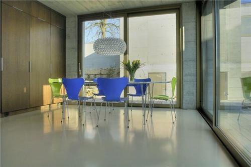 地面不要铺瓷砖和木地板了, 有钱人家里都流行这样装, 美观又省钱