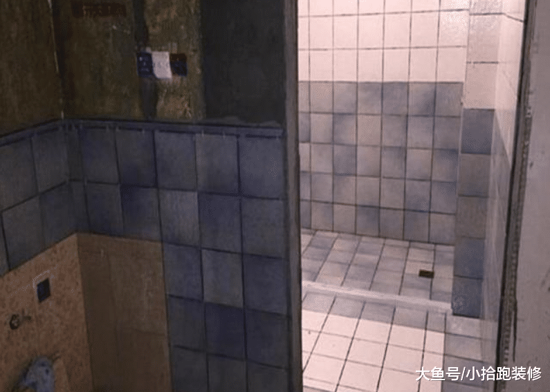 卫生间地砖刚铺好, 只因朋友的一句话, 业主就要求师傅返工
