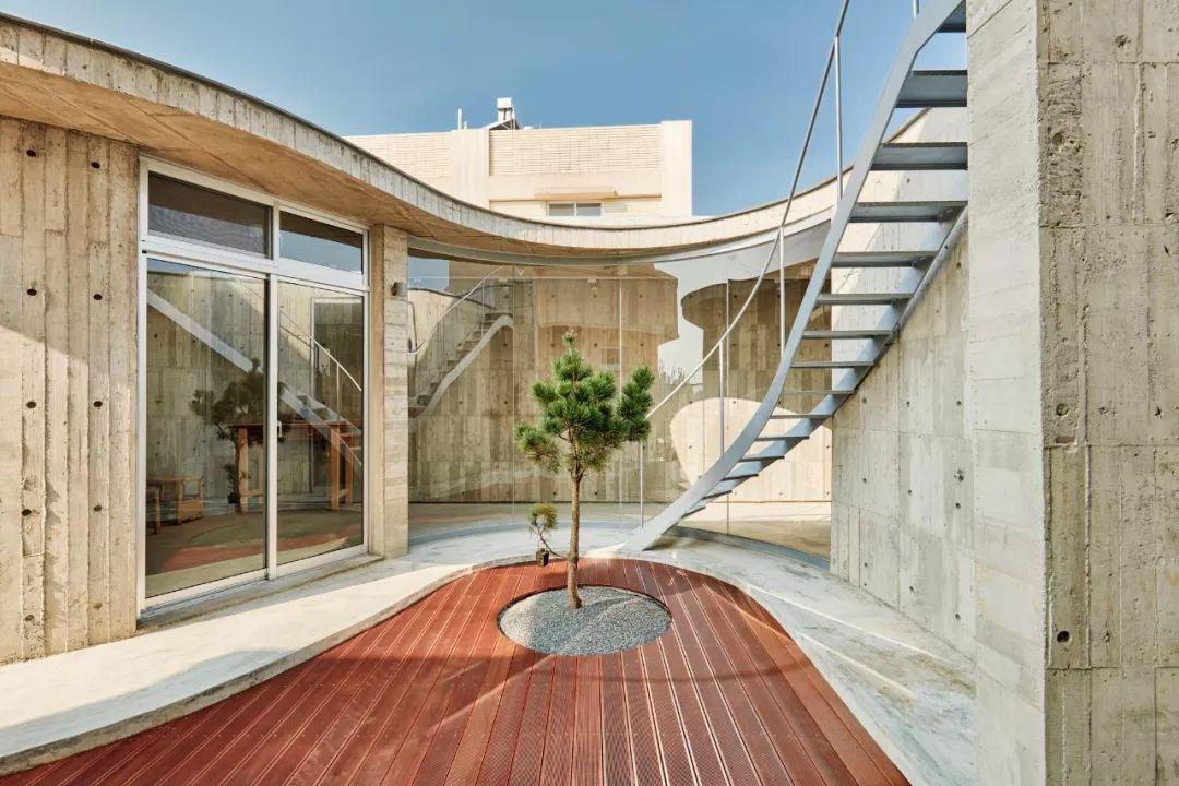 她在湖边建200㎡房子, 清净的像个佛堂!