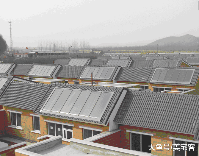 如今农村都装这种地暖, 连暖气费都不用交! 省钱还实用, 太利民了
