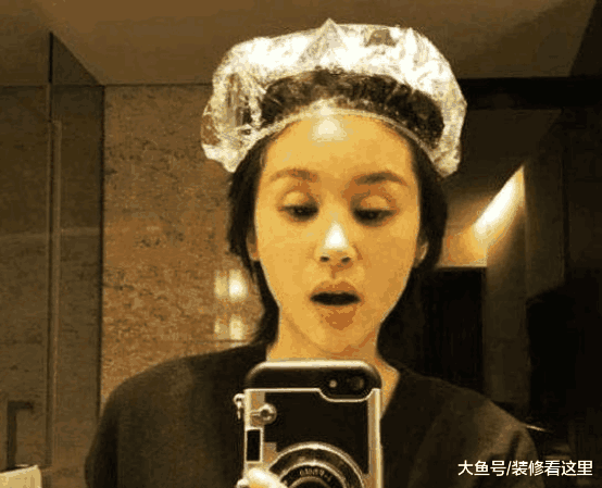 王子文房子是怎样的? 平时喜欢在沙发上面睡觉, 自拍的样子真可爱