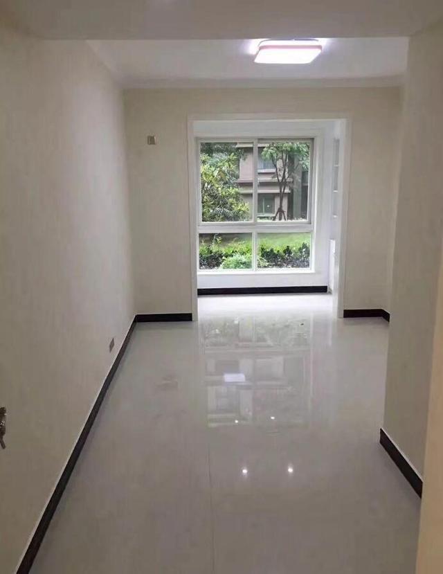 老婆坚持要买一楼的房子, 收房那天才发现自己赚了, 外面绿化很美