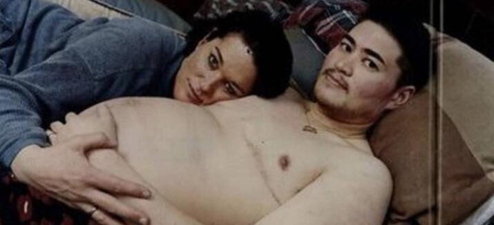 世界上第一个怀孕的男人, 成功产下2胎, 生孩子时让人哭笑不得