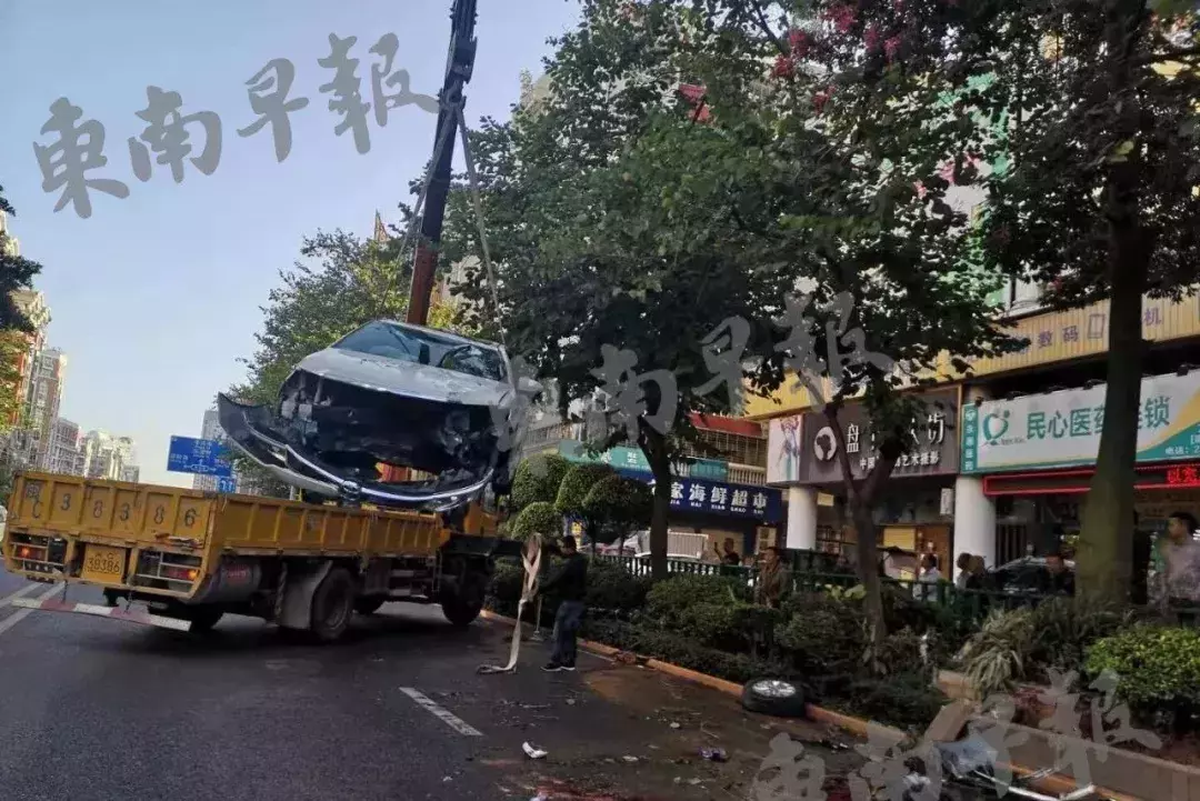 突发! 今晨, 泉州田安路发生惨烈车祸! 轮胎撞飞, 轿车空翻落地