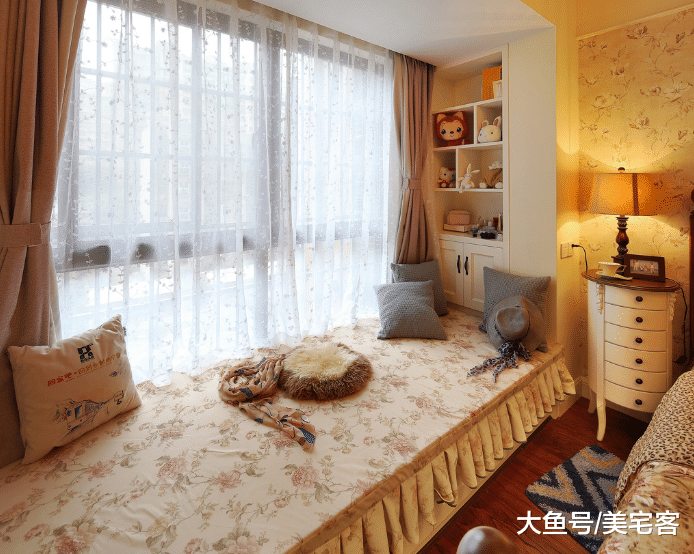 飘窗天天空着, 浪费! 如今学着改成床, 客人来了直接睡, 太牛了