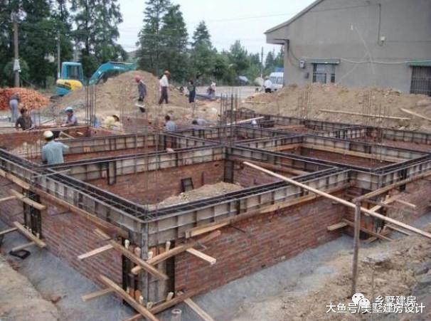大叔农村建别墅, 地基钢筋用量却吓坏邻居? 50万的地基你见过?