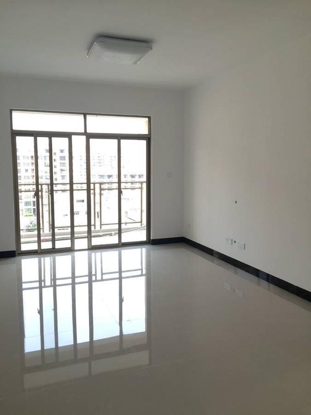 基装已经完工, 坐等家具入场, 老丈人最喜欢阳台开阔的视野