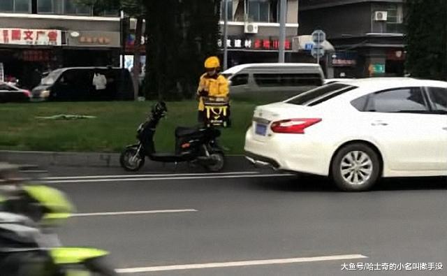 外卖小哥从高架桥下救出一只小猫, 把猫抱在怀里的样子好暖