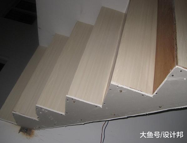 老公不过给农村老房加了个钢制楼梯, 竟引得全村人抢着来围观!