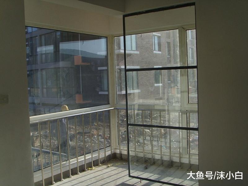 阳台还在铺瓷砖? 看人家直接抬高50公分, 铺玻璃! 洋气不拥挤