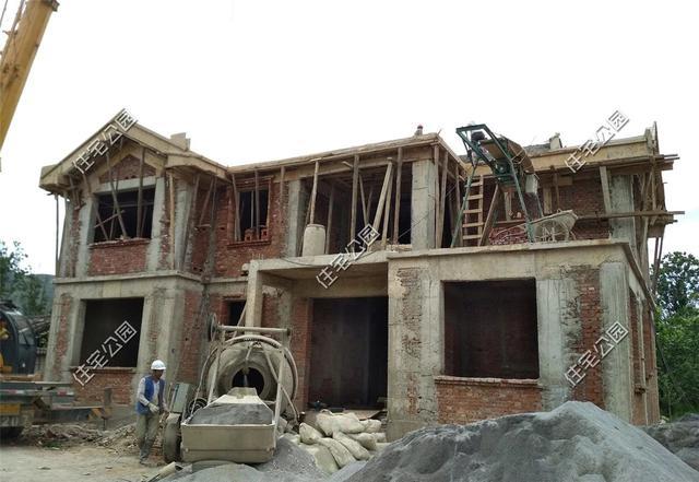 云南何先生拆掉农村中式四合院, 只为40万建欧式别墅, 可惜吗?