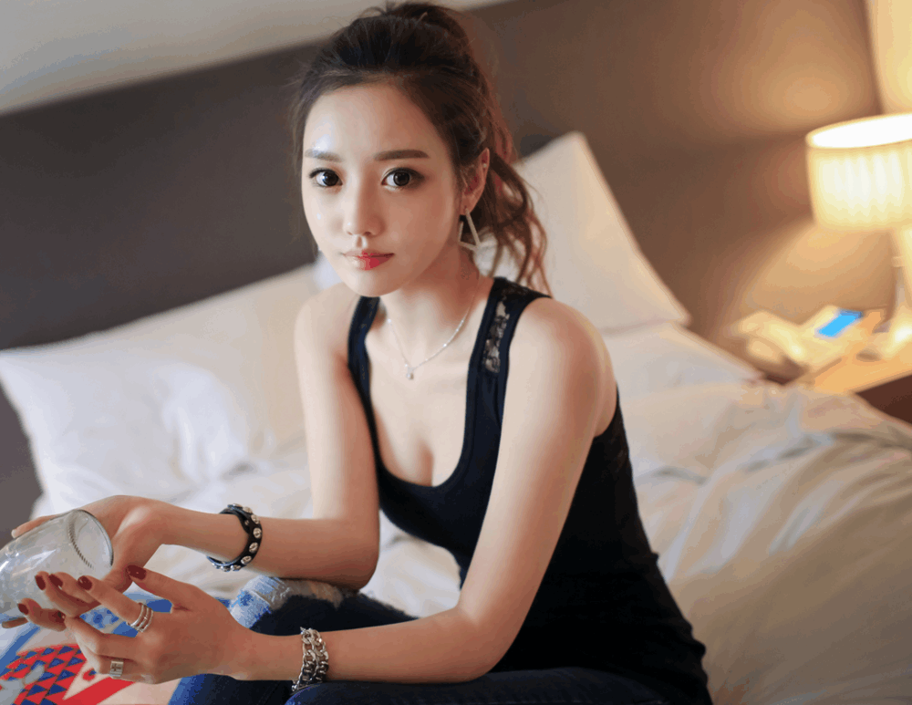 展现个性的黑色背心小姐姐, 皮肤白皙水嫩, 甜美时尚有朝气