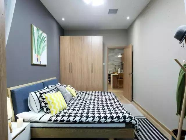 50㎡被擠成兩室一廳, 女兒房間只有4㎡, 這樣的蝸居還挺幸福!