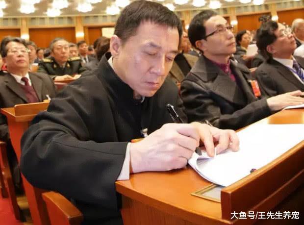 人民大会堂中的明星, 不准化妆纯素颜, 成龙憔悴让人心疼!