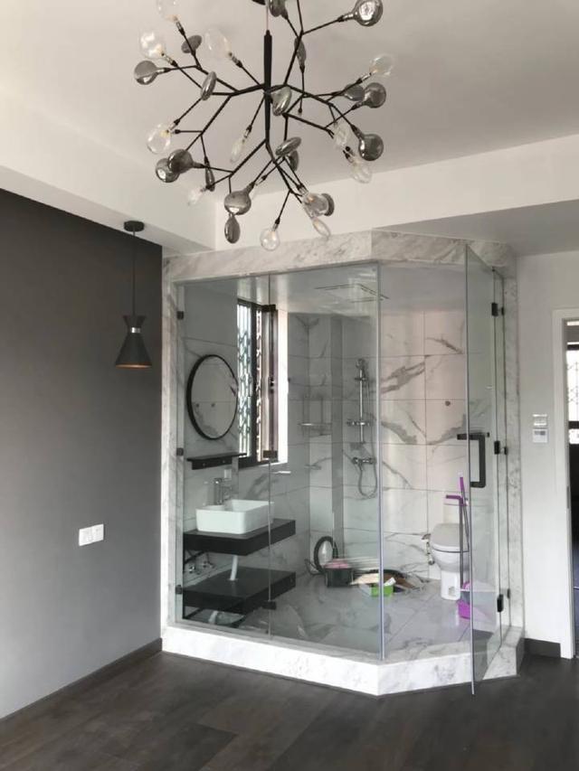 110㎡现代简约新房, 大理石电视墙很漂亮, 透明玻璃淋浴房更大胆