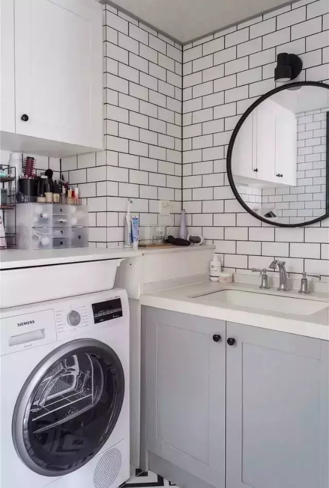 家里的洗衣机放在哪里? 小户型可以试着把它放进卫生间