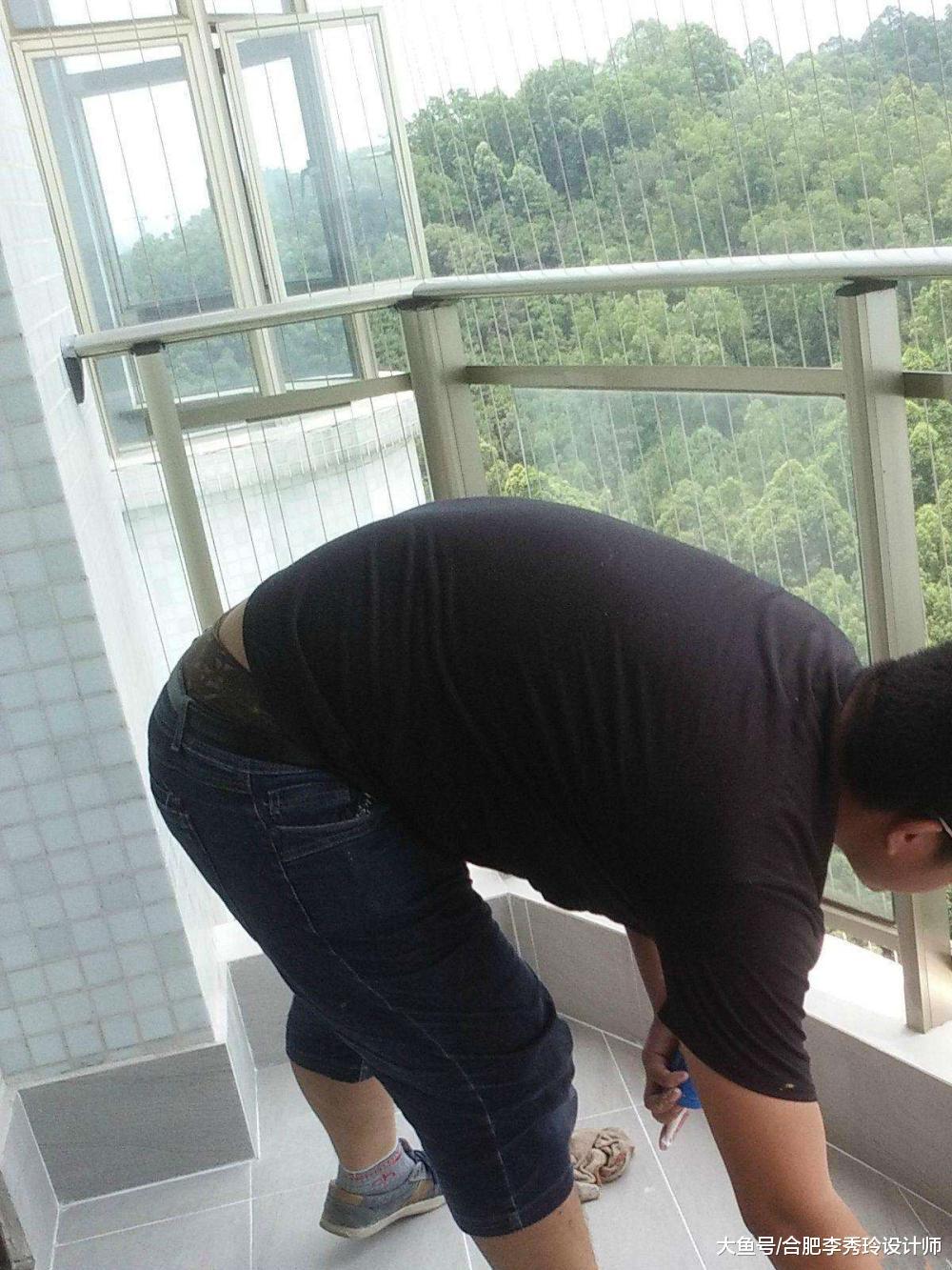 瓷砖勾缝用白水泥, 如今发黄长霉还难看, 邻居贪小便宜吃大亏!