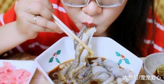 女友正在吃早餐, 男子看到碗里的食物, 脸色大变提分手