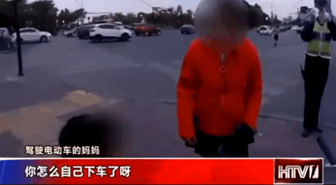 “心大”妈妈驾驶电动车, 回头一看孩子不见了, 监控全场播放过程