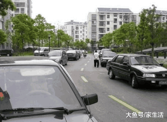 小区车位买还是租好? 内行人给我算了40年的账, 懊悔知道晚了