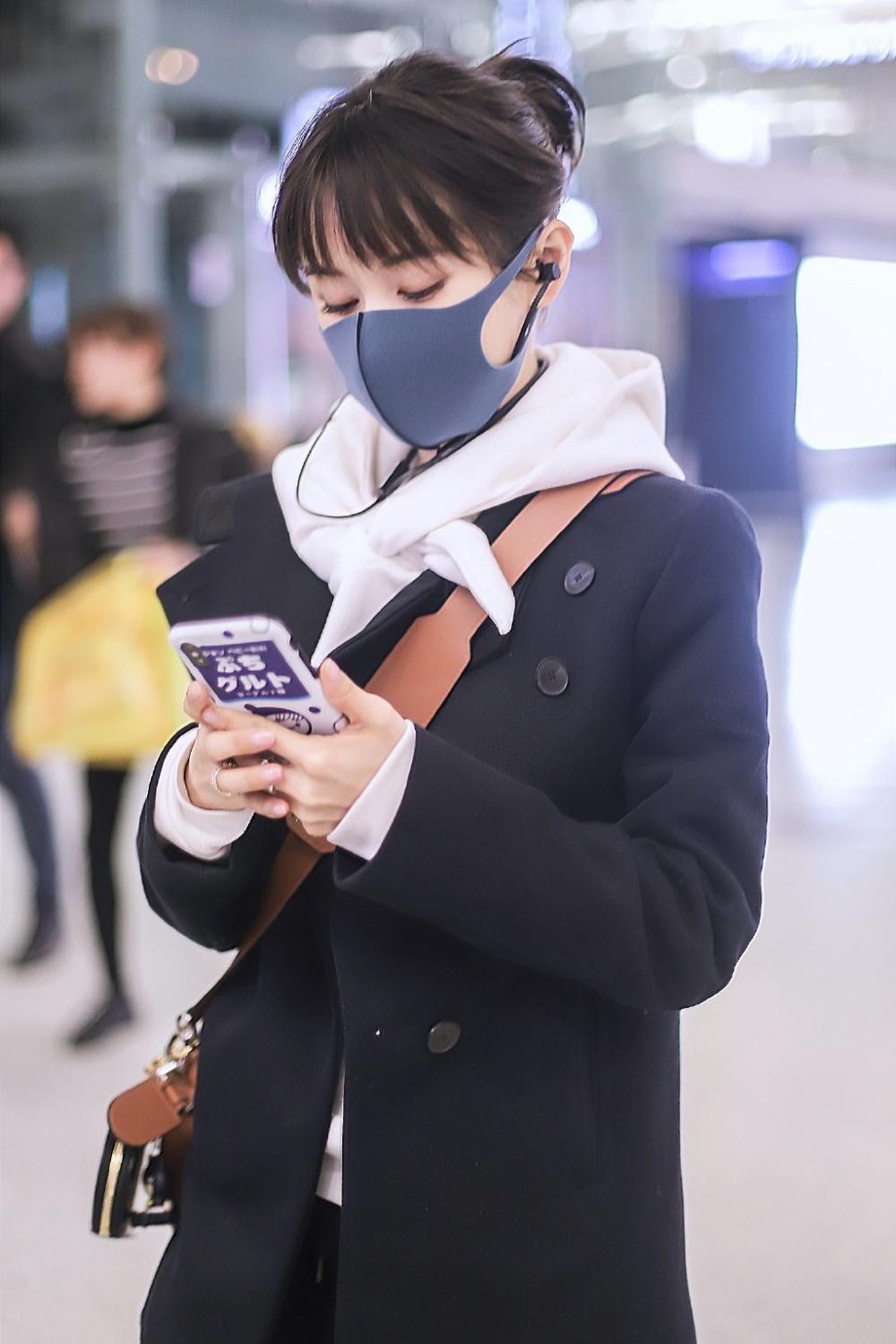 王子文到底有多瘦?身穿厚毛衣羽绒服都不臃肿,看到她的鞋我笑了