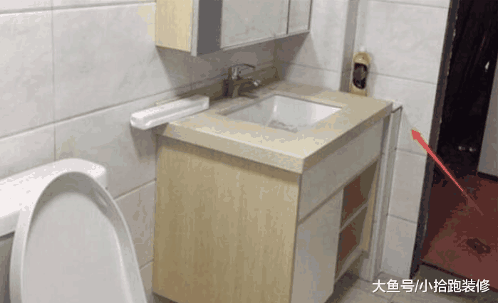 邻居说他家的卫生间, 装修的很实用, 朋友看到后笑得直点头