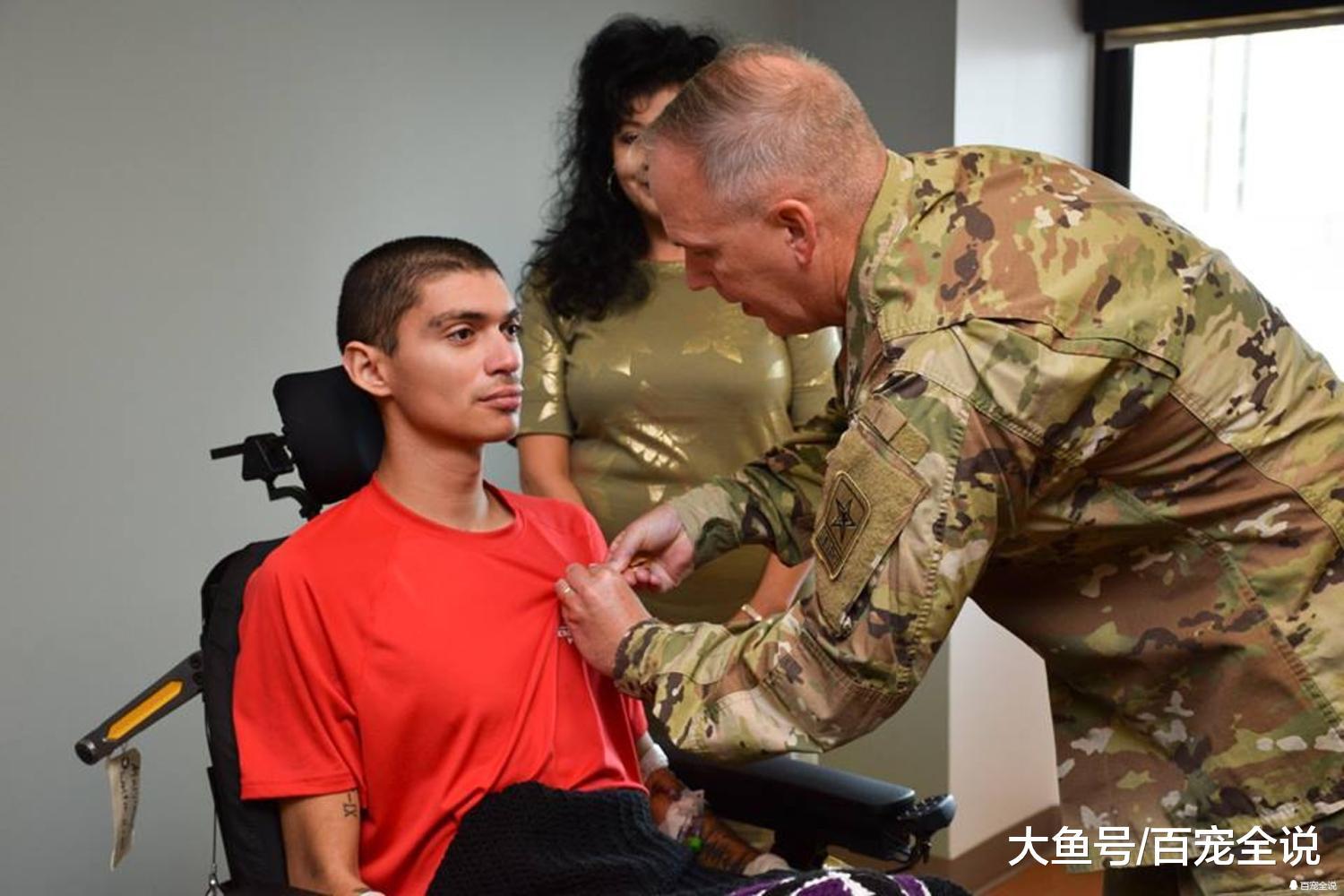 军犬不幸遭遇炸弹袭击断脚一拐一拐还遇上枪战, 仍死守士兵身边!