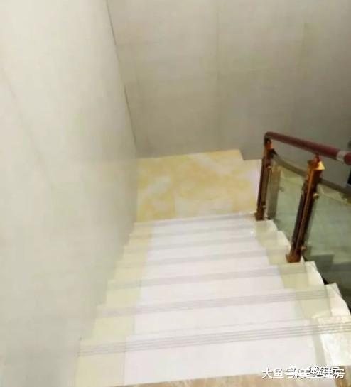 兄弟俩花100万回农村建别墅, 被发小仿建还完爆兄弟俩? 凭啥?