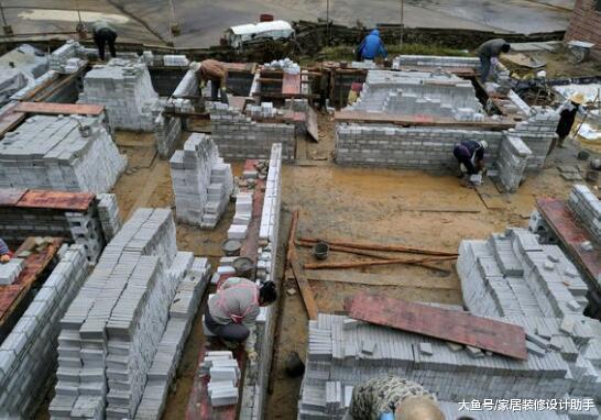 无梁无柱、灰沙砖砌18墙被说胆大, 全村人都这样做我能有什么办法啊