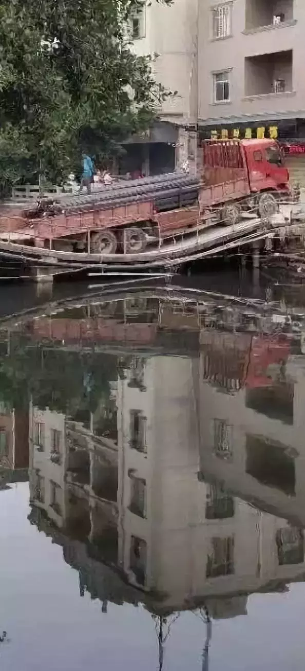 晋江现场图片! : 70吨货车开上民房旁限重5吨小桥, 桥塌了
