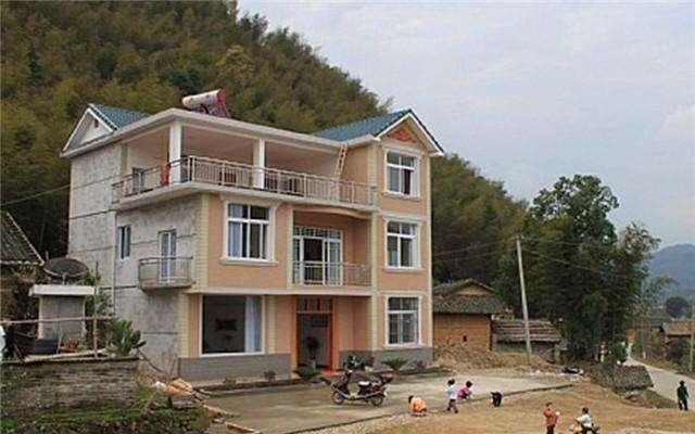 农村自建三层豪华房, 媳妇嫌弃房子太丑不回家, 大家评评理!